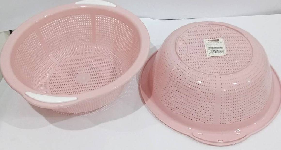 Plastic oval Stainer with Handle