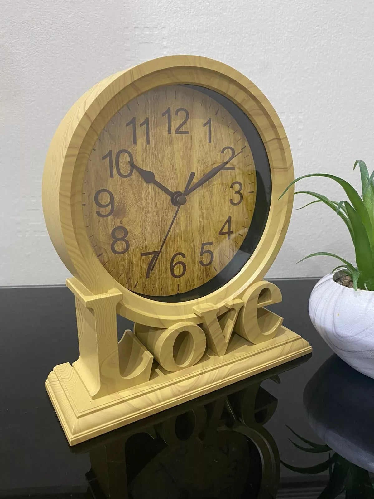 ساعة Love Brown Vintage Clock - ساعة طاولة قائمة بذاتها بتصميم عتيق أنيق 28 سم