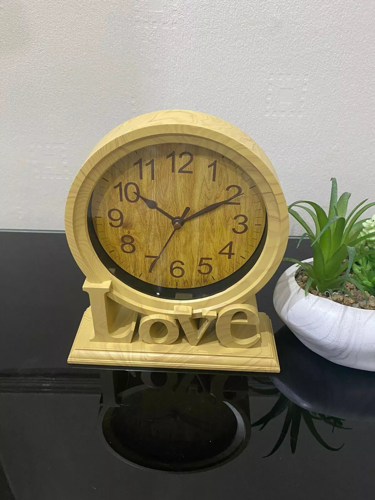 ساعة Love Brown Vintage Clock - ساعة طاولة قائمة بذاتها بتصميم عتيق أنيق 28 سم