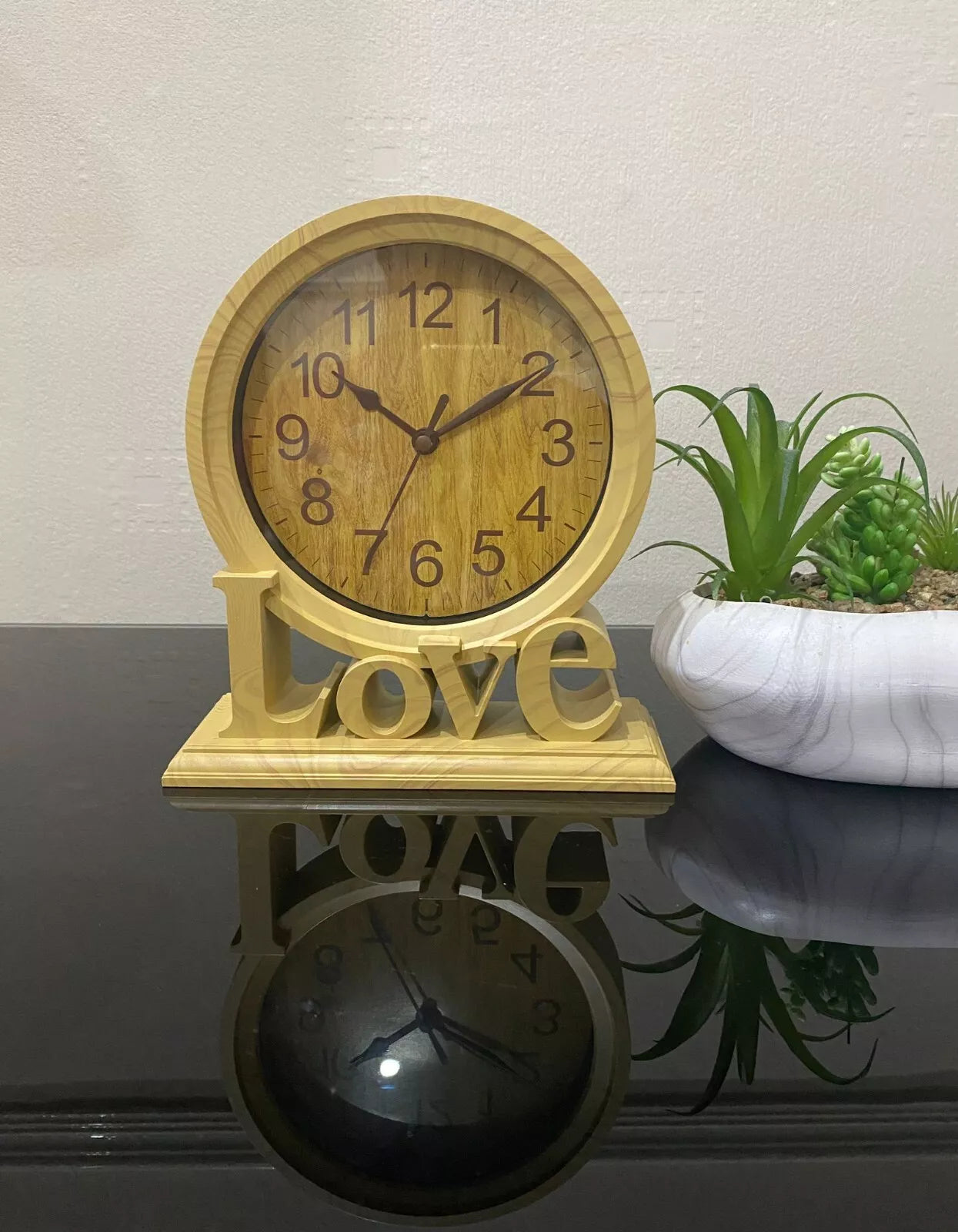 ساعة Love Brown Vintage Clock - ساعة طاولة قائمة بذاتها بتصميم عتيق أنيق 28 سم