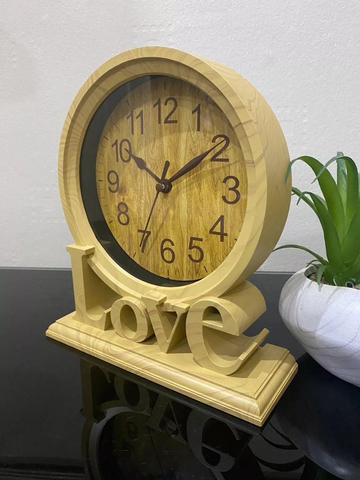 ساعة Love Brown Vintage Clock - ساعة طاولة قائمة بذاتها بتصميم عتيق أنيق 28 سم